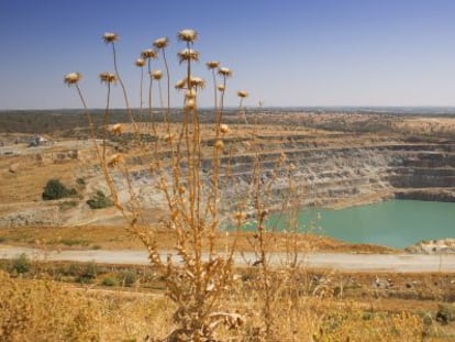 Una vista de la balsa de la mina de Aznalc&oacute;llar.