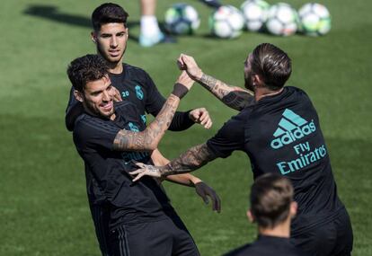 Dani Ceballos (I) bromea con Sergio Ramos ante la mirada de Asensio en el entrenamiento de este martes. 