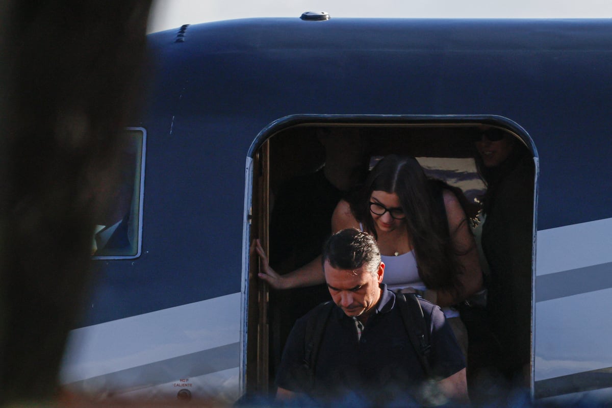 Flávio Bolsonaro lands in Miami after fleeing Brazil via Argentina