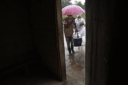 Trabalhadores de saúde chegam à comunidade Kalunga Vão de Almas, em Goiás, para aplicar vacinas Coronavac.