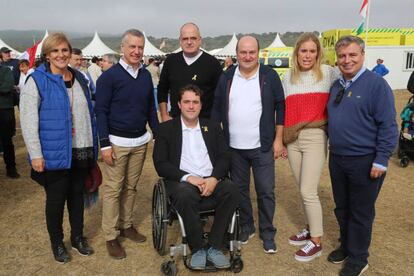 Dirigentes del PNV con el presidente del PDeCAT (en silla de ruedas), el 30 de septiembre en Vitoria.