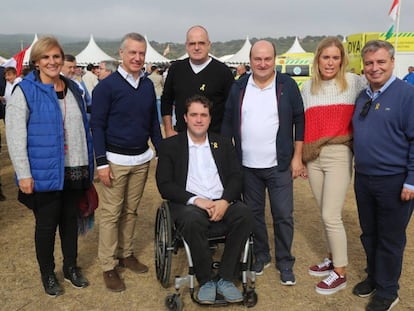 Dirigentes del PNV con el presidente del PDeCAT (en silla de ruedas), el 30 de septiembre en Vitoria.