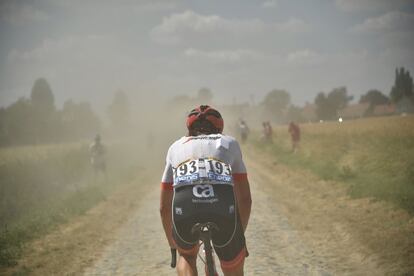 El holandés Koen de Kort pedalea durante la novena etapa de la 105ª edición del Tour de Francia, entre Arras y Roubaix, en el norte de Francia, el 15 de julio de 2018.
