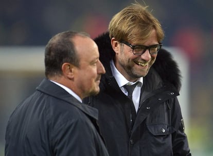 Rafael Benítez, entrenador del Nápoles, y Jürgen Klopp, del Borussia, se saludan antes del encuentro.