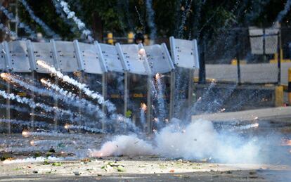 La Guardia Nacional Bolivariana (GNB) es atacada con fuegos artificiales por parte de los manifestantes de la oposición.