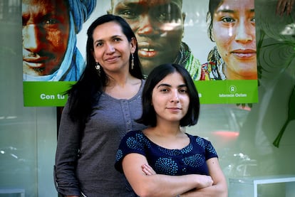 Mónica Corona, a la izquierda, junto a Zinna Quirós, de Intermón Oxfam.