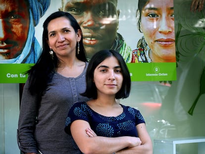 Mónica Corona, a la izquierda, junto a Zinna Quirós, de Intermón Oxfam.