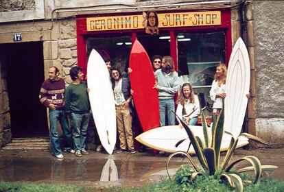 La tienda Gerónimo, en Zarautz, fue probablemente el primer establecimiento dedicado al surf. En la imagen, de 1975, aparecen, entre otros, sus fundadores: Zalo Campa, Iñigo Letamendia, Marian Azpiroz y Laura Revuelta.