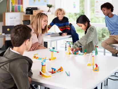 Niños y niñas forman figuras con piezas de LEGO. A través del juego, los estudiantes pueden conectar con su entorno, construir su propio conocimiento y desarrollar habilidades esenciales para la vida.