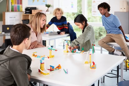 Niños y niñas forman figuras con piezas de LEGO. A través del juego, los estudiantes pueden conectar con su entorno, construir su propio conocimiento y desarrollar habilidades esenciales para la vida.