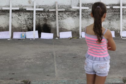 <span >Muro de la escuela de Realengo, Río de Janeiro, donde un joven asesinó 11 niñas y 1 niño en abril de 2011 -&#0160;RICARDO MORAES (REUTERS)</span>