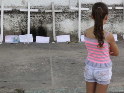 <span >Muro de la escuela de Realengo, Río de Janeiro, donde un joven asesinó 11 niñas y 1 niño en abril de 2011 - RICARDO MORAES (REUTERS)</span>