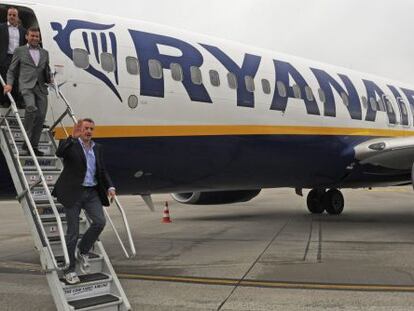 El presidente de Ryanair, Michael O'Leary, saluda a su llegada al aeropuerto de Karlsruhe/Baden-Baden, Alemania.
