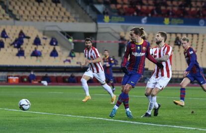 Antoine Griezmann marca su segundo gol en la final de la Supercopa.