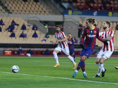 Antoine Griezmann marca su segundo gol en la final de la Supercopa.