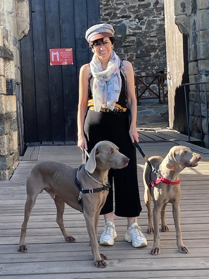 Pilar de Lara, instructora de casos judiciales como el Carioca o el Pokémon, ante el castillo de Ponferrada con dos bracos de Weimar.