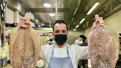 José de Dios con dos gigantescos gallos en las cocinas de La Bien Aparecida, en Madrid. J.C. CAPEL