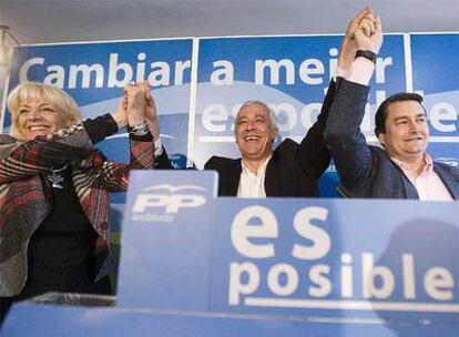 El candidato a la Junta de Andalucía y presidente del PP andaluz, Javier Arenas, acompañado por la alcaldesa de Cádiz, Teofila Martinez, y el presidente del partido provincial, Antonio Sanz, en el mitin celebrado hoy en Olvera (Cádiz).