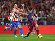 Pedri intenta zafarse de Lenglet.