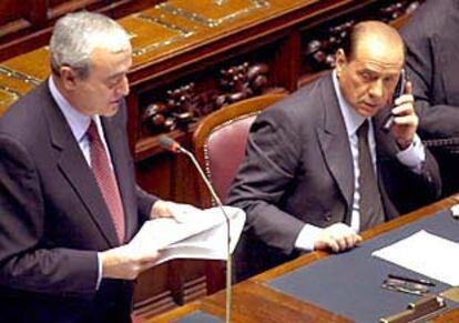 El ministro Martino (a la izquierda) y el primer ministro, Berlusconi, en el debate sobre el apoyo italiano a la Alianza.