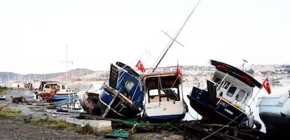 Varias embarcaciones permanecen en el puerto debido fuerte al oleaje producido por un terremoto en la provincia turca de Mugla, en la costa egea de Turquía, el 21 de julio de 2017.