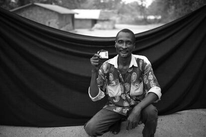 Jean Baptiste, enfermero de 45 años, en el pueblo de Libengue, con su posesión más importante: su carnet de identidad de la República Centroafricana.