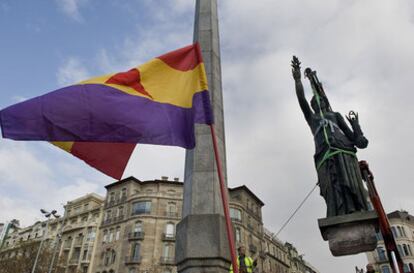 Retirada una Victoria de franco en medio de gritos en favor de la República.