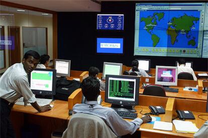 Ingenieros de una empresa tecnológica trabajan en la ciudad india de Bangalore.