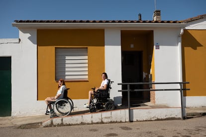 Las hermanas Laura y Noelia Márquez, en su casa de Alvarado, junto a Badajoz.
