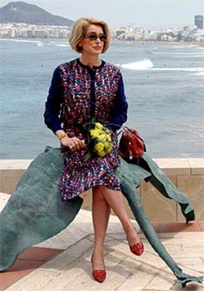 Catherine Deneuve junto a la playa de Las Canteras, en Las Palmas de Gran Canaria, donde asiste al IV Festival de Cine, en el que recibirá el galardón honorífico <i>Lady Harimaguada.</i>