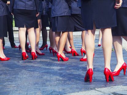 ¿Puede la empresa obligarme a llevar tacones y falda? Depende