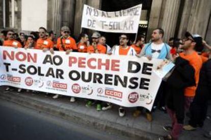 Los trabajadores de T-Solar, empresa que ha presentado concurso de acreedores y un ERE de extinción para sus 170 trabajadores, durante la protesta que han llevado a cabo a las puertas del Ayuntamiento de Ourense, durante la sesión plenaria y han solicitado una reunión con el presidente de la Diputación Provincial, Manuel Baltar.