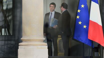 Manuel Valls y Fran&ccedil;ois Hollande, este lunes en Par&iacute;s. 