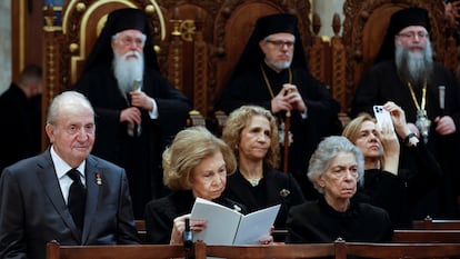 Los reyes eméritos Juan Carlos I y Sofía, junto a Irene, hermana de Sofía. Tras ellas, las infantas Elena y Cristina, este lunes en el funeral. El último rey de Grecia nació en la periferia de Atenas en 1940. Único hijo varón de los reyes Pablo y Federica de Grecia, pertenecía a la Casa de Schleswig-Holstein-Sonderburg-Glücksburg, una rama de la dinastía danesa de Oldenburgo. Doña Sofía, reina emérita de España, que estaba muy unida a él, e Irene eran sus hermanas. 