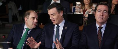 Lorenzo Amor, presidente de ATA (izquierda) conversando con el presidente del Gobierno, Pedro Sánchez, y Antonio Garamendi (derecha), presidente de la patronal CEOE.