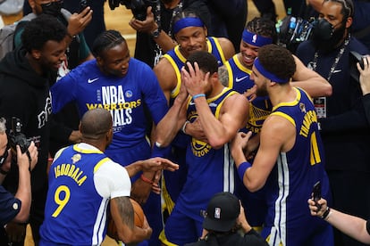Stephen Curry, al centro, rompe en llanto al confirmarse su cuarto campeonato de la NBA, mientras sus compañeros de equipo lo abrazan, este jueves 16 de junio en el TD Garden, en Boston, Massachussets.