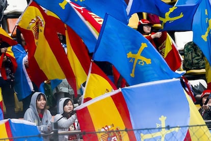 Aficionados chinos con banderas de España y de Asturias.