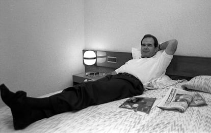 Manuel Chaves González, de 45 años y exministro de Trabajo, descansa en la habitación de un hotel de Sevilla tras ganar las elecciones andaluzas el 23 de junio de 1990, la tercera mayoría absoluta socialista (62 escaños). Ni los escándalos sobre las actividades de Juan Guerra, hermano del vicepresidente del Gobierno, Alfonso Guerra, ni la sustitución de José Rodríguez de la Borbolla por Chaves mermaron la hegemonía socialista en la región.