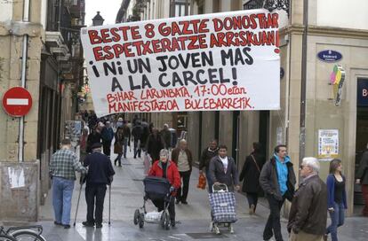 Una pancarta en apoyo a los condenados de Segi, en el Boulevard de San Sebastián.