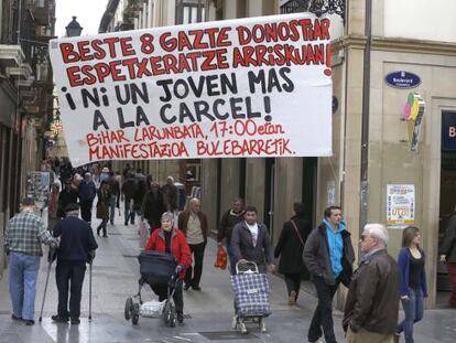 Una pancarta en apoyo a los condenados de Segi, en el Boulevard de San Sebastián.