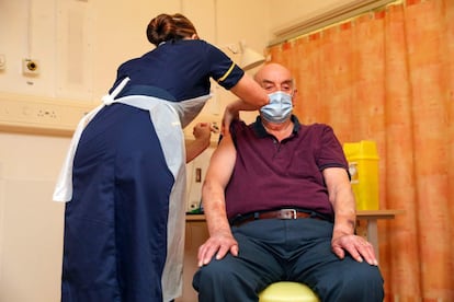 Un hombre de 82 años, Brian Pinker, en la imagen, ha sido este lunes la primera persona en el Reino Unido en ser vacunada con la vacuna desarrollada por Oxford y Astra Zeneca contra la covid-19, después de que la MHRA (Agencia Regulatoria de Medicinas y Productos Sanitarios, en sus siglas en inglés) la aprobase el pasado 30 de diciembre. Pinker ha sido vacunado en el Hospital Universitario de Oxford.