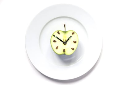 <p>La rumorología sobre el consumo de frutas llega a su punto álgido cuando se trata de decidir a qué hora comerla. "Por la mañana el cuerpo absorbe mejor los nutrientes", "es mejor comerlas en ayunas y no de postre", "después de comer hace que la comida engorde más" y "por la noche sienta tan mal que puede dar hasta pesadillas". </p> <p>Quintas lo deja claro: "<strong>El momento en el que tomamos las frutas es indiferente, ya que no altera las propiedades nutricionales y energéticas de estas</strong>". La hora a la que decidamos comerlas, aclara, "<strong>dependerá de la tolerancia de cada uno a los distintos tipos de frutas</strong>. Habrá unas que nos sienten fenomenal y otras que nos produzcan hasta gases o hinchazón". Y es que tomar la misma fruta de postre puede sentar fatal a algunas personas y estupendamente a otras. </p> <p>Aunque si estamos haciendo una dieta de adelgazamiento, "se suelen sacar de las comidas, evitarlas tomar como postre, para no incrementar más el aporte de hidratos de carbono", aclara Quintas y añade que poco a poco "se van reintroduciendo y eligiendo las de menor contenido en azúcares, evitando el plátano o los higos, con más calorías".</p>