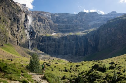 La cascada de Gavarnie es la más alta de Francia y marca el comienzo del río Gave de Pau.

