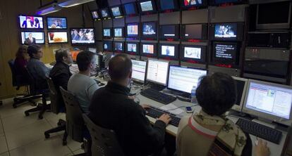 Sala de realizaci&oacute;n de Canal Sur, durante la emisi&oacute;n de un informativo.