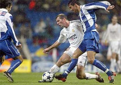 Zidane intenta llevarse el balón ante un jugador del Oporto.