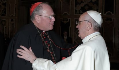 El Papa saluda al cardenal estadounidense Dolan este viernes.