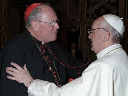 El Papa saluda al cardenal estadounidense Dolan este viernes.
