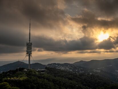 La torre de telecomunicaciones de Collserola tiene una altura de 288 metros, 100 más de los que tendrían los aerogeneradores propuestos.