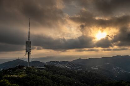 La torre de telecomunicaciones de Collserola tiene una altura de 288 metros, 100 más de los que tendrían los aerogeneradores propuestos.