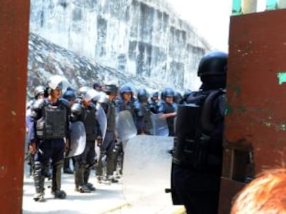 Policías resguardan el penal donde ocurrió la redada.